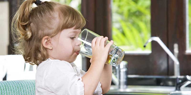 Bébé qui boit de l'eau douce